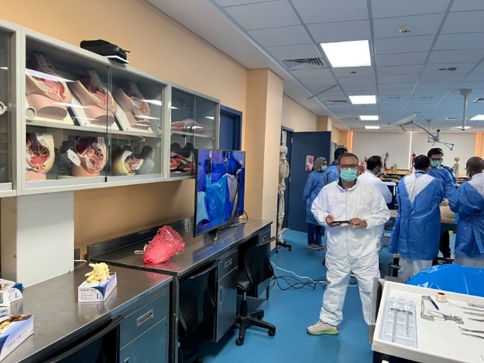 Residence of thoracic surgery and cardiologists performing workshop training in pacemaker implantation