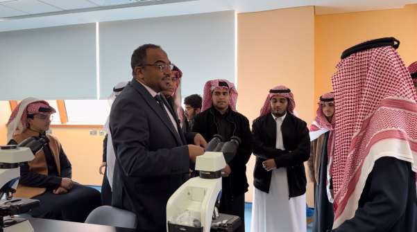 عضو هيئة تدريس يتحدث إلى الطلاب في جلسة صفية