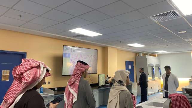 عضو هيئة تدريس يقدم جولة للطلاب في المختبر