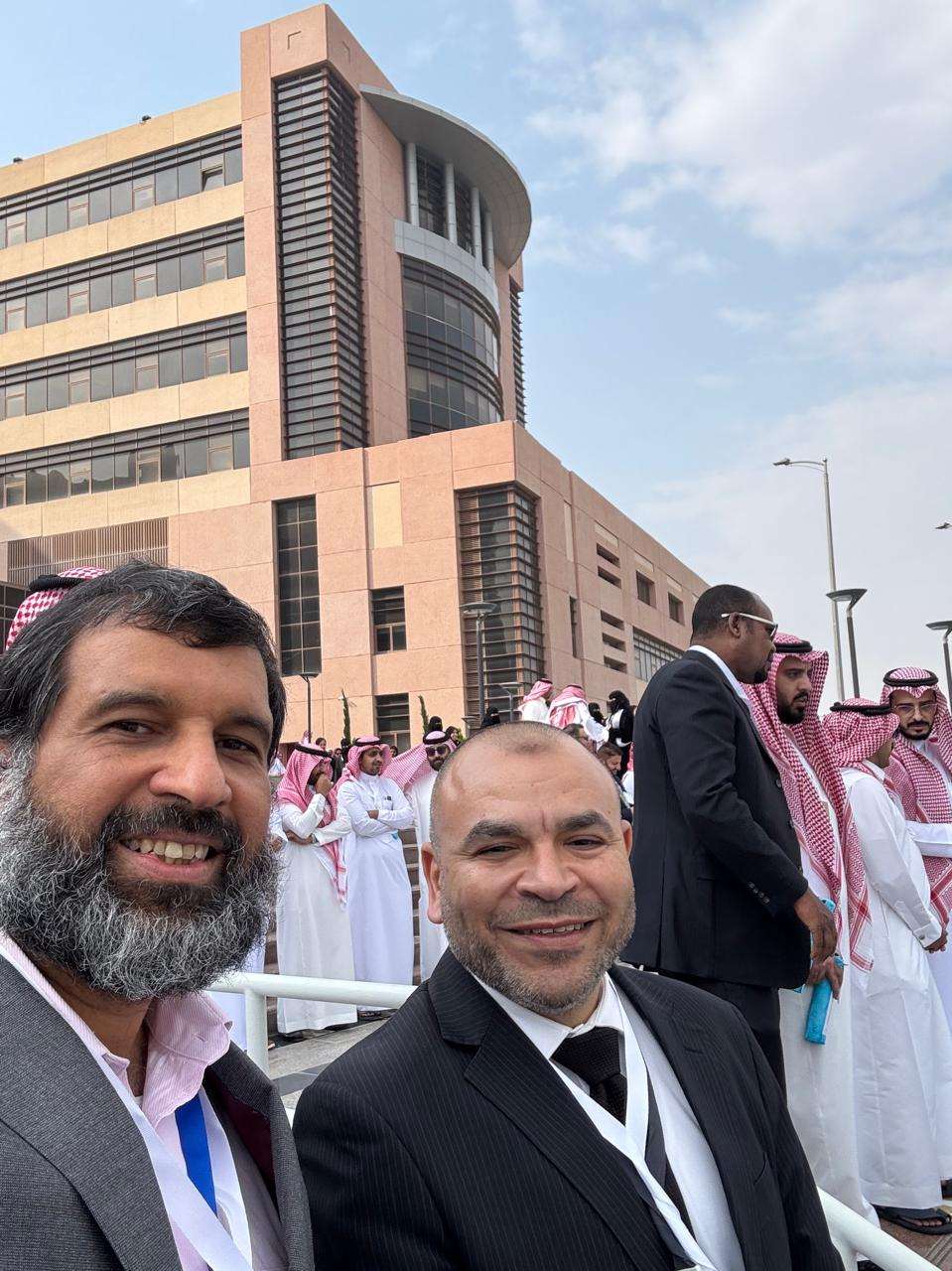 أعضاء هيئة التدريس أمام مبنى جامعة الملك خالد