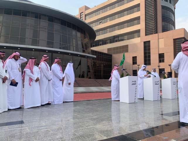 حفل استقبال كبار الشخصيات عند مدخل كلية الطب